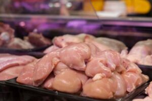 El 80% de un lote de pollo brasileño en Grecia da positivo en salmonela