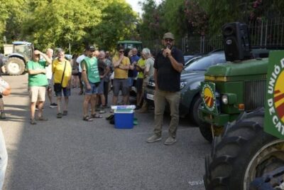 Unió de Pagesos moviliza tractores en el Penedès por la crisis del vino